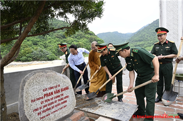 Đại tướng Phan Văn Giang dâng hương lễ Phật và trồng cây lưu niệm tại chùa Trúc Lâm Đảo Trần